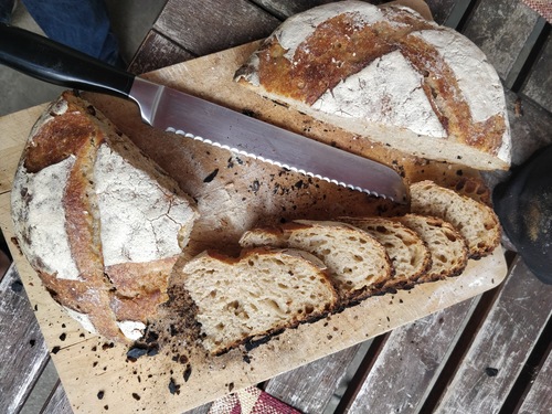 pain bio au levain sur une planche avec un couteau